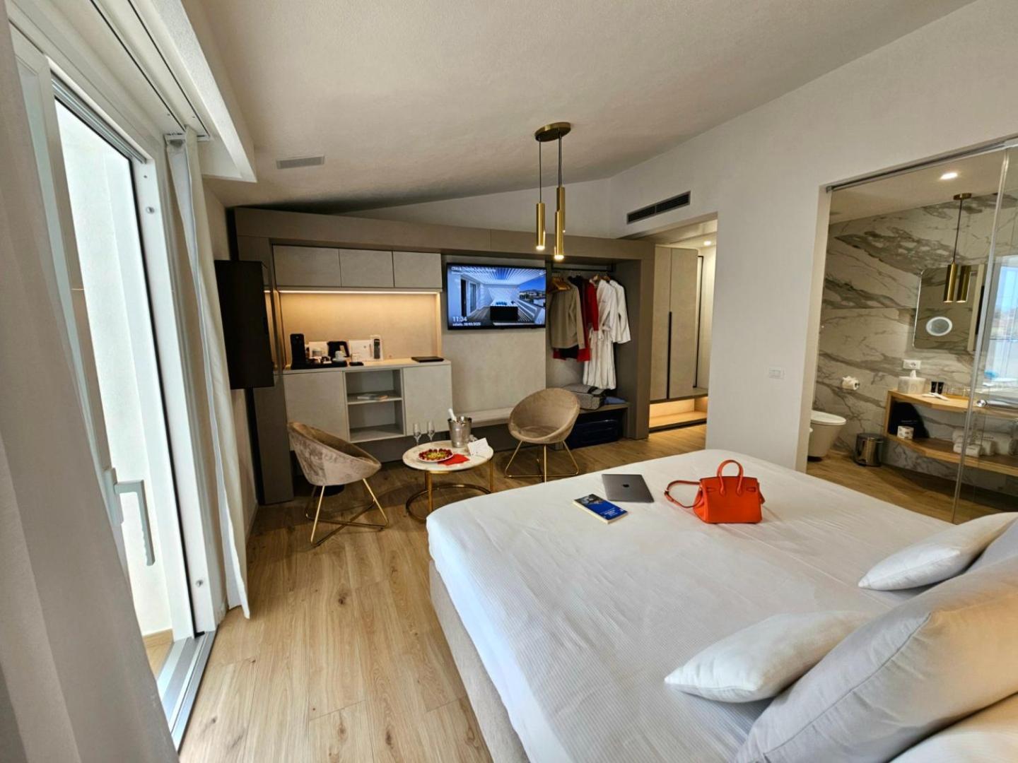 Chic & Charme Luxury Rooms Олбия Екстериор снимка